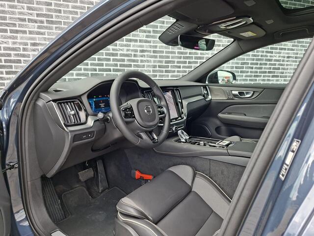 Volvo V60 2.0 T8 Plug-in hybrid AWD Ultra Dark | SOH:100% | Trekhaak | Schuif/kantel Panoramadak | Harman/Kardon | HUD | Power Seats | Memory | Extra getint glas | 360° Camera | Stoel/stuur verwarming |