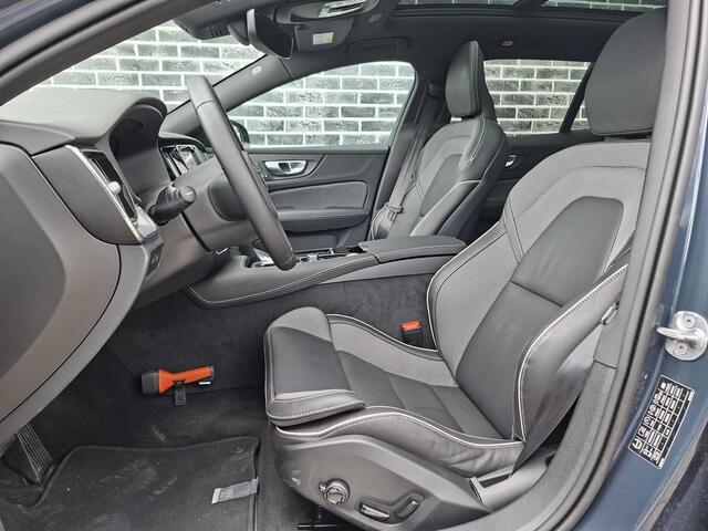 Volvo V60 2.0 T8 Plug-in hybrid AWD Ultra Dark | SOH:100% | Trekhaak | Schuif/kantel Panoramadak | Harman/Kardon | HUD | Power Seats | Memory | Extra getint glas | 360° Camera | Stoel/stuur verwarming |