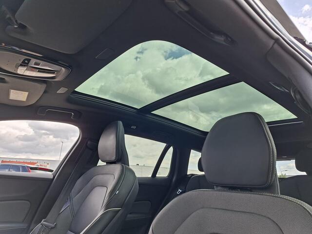 Volvo V60 2.0 T8 Plug-in hybrid AWD Ultra Dark | SOH:100% | Trekhaak | Schuif/kantel Panoramadak | Harman/Kardon | HUD | Power Seats | Memory | Extra getint glas | 360° Camera | Stoel/stuur verwarming |