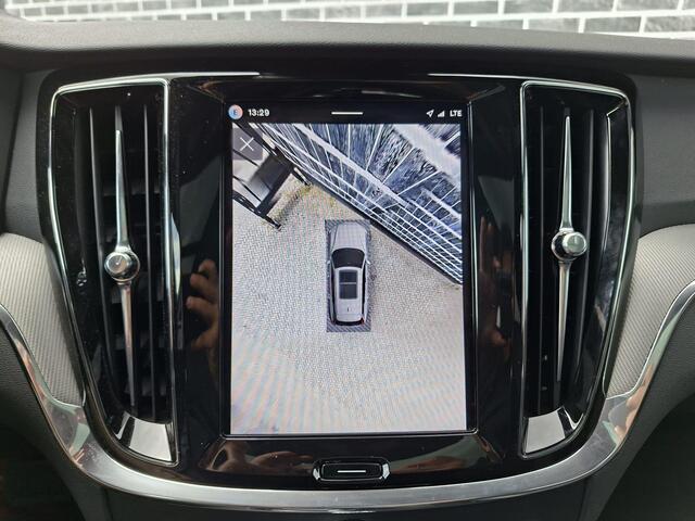 Volvo V60 2.0 T8 Plug-in hybrid AWD Ultra Dark | SOH:100% | Trekhaak | Schuif/kantel Panoramadak | Harman/Kardon | HUD | Power Seats | Memory | Extra getint glas | 360° Camera | Stoel/stuur verwarming |