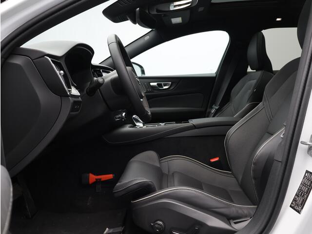 Volvo V60 2.0 T8 Plug-in hybrid AWD Plus Dark / Trekhaak / Pan. dak / Head up displ. / Privacy glass / Harman Kardon / Stoel+stuur+achterbankverwarming