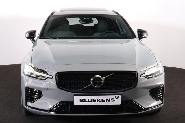 Volvo V60 T8 Recharge AWD Plus Dark - Panorama/schuifdak - IntelliSafe Assist & Surround - 360º Camera - Harman/Kardon audio - Verwarmde voorstoelen, stuur & achterbank - Parkeersensoren voor & achter - Elektr. bedienb. voorstoelen met geheugen - Head up display - Extra getint glas - Inklapbare trekhaak - 18' LMV