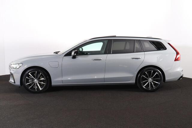 Volvo V60 T8 Recharge AWD Plus Dark - Panorama/schuifdak - IntelliSafe Assist & Surround - 360º Camera - Harman/Kardon audio - Verwarmde voorstoelen, stuur & achterbank - Parkeersensoren voor & achter - Elektr. bedienb. voorstoelen met geheugen - Head up display - Extra getint glas - Inklapbare trekhaak - 18' LMV