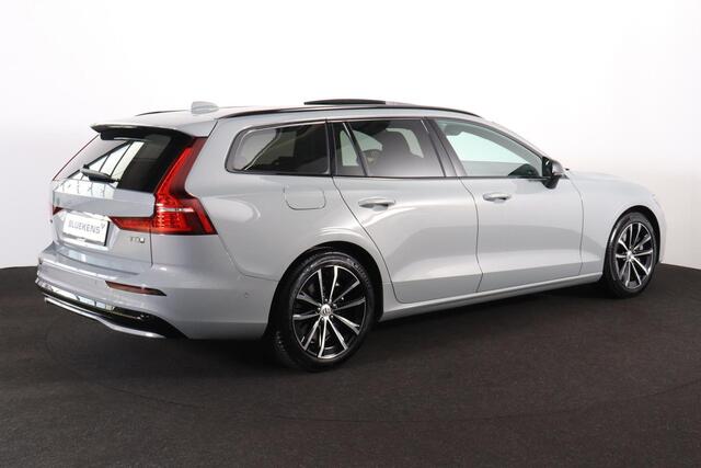 Volvo V60 T8 Recharge AWD Plus Dark - Panorama/schuifdak - IntelliSafe Assist & Surround - 360º Camera - Harman/Kardon audio - Verwarmde voorstoelen, stuur & achterbank - Parkeersensoren voor & achter - Elektr. bedienb. voorstoelen met geheugen - Head up display - Extra getint glas - Inklapbare trekhaak - 18' LMV