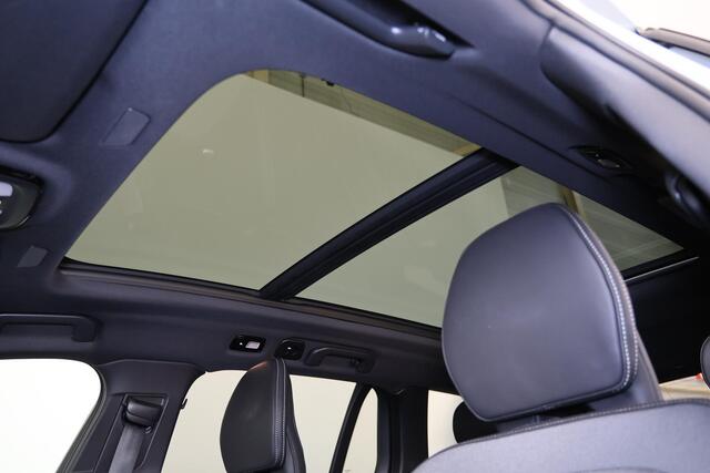 Volvo V60 T8 Recharge AWD Plus Dark - Panorama/schuifdak - IntelliSafe Assist & Surround - 360º Camera - Harman/Kardon audio - Verwarmde voorstoelen, stuur & achterbank - Parkeersensoren voor & achter - Elektr. bedienb. voorstoelen met geheugen - Head up display - Extra getint glas - Inklapbare trekhaak - 18' LMV