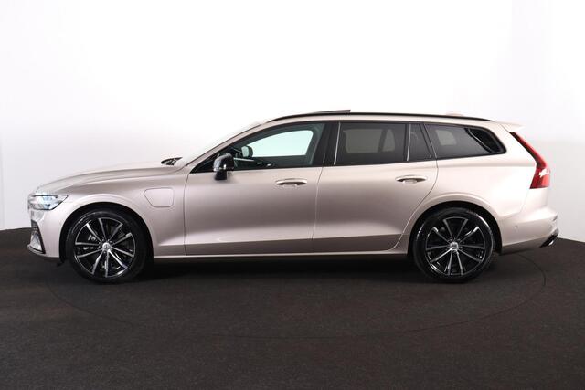 Volvo V60 T8 Recharge AWD Plus Dark - Panorama/schuifdak - IntelliSafe Assist & Surround - 360º Camera - Harman/Kardon audio - Verwarmde voorstoelen, stuur & achterbank - Parkeersensoren voor & achter - Elektr. bedienb. voorstoelen met geheugen - Head up display - Extra getint glas - Inklapbare trekhaak - 18' LMV