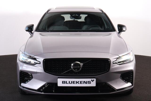 Volvo V60 T8 Recharge AWD Plus Dark - Panorama/schuifdak - IntelliSafe Assist & Surround - 360º Camera - Harman/Kardon audio - Verwarmde voorstoelen, stuur & achterbank - Parkeersensoren voor & achter - Elektr. bedienb. voorstoelen met geheugen - Head up display - Extra getint glas - Inklapbare trekhaak - 18' LMV