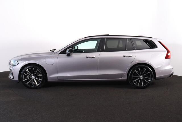 Volvo V60 T8 Recharge AWD Plus Dark - Panorama/schuifdak - IntelliSafe Assist & Surround - 360º Camera - Harman/Kardon audio - Verwarmde voorstoelen, stuur & achterbank - Parkeersensoren voor & achter - Elektr. bedienb. voorstoelen met geheugen - Head up display - Extra getint glas - Inklapbare trekhaak - 18' LMV