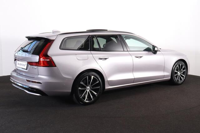 Volvo V60 T8 Recharge AWD Plus Dark - Panorama/schuifdak - IntelliSafe Assist & Surround - 360º Camera - Harman/Kardon audio - Verwarmde voorstoelen, stuur & achterbank - Parkeersensoren voor & achter - Elektr. bedienb. voorstoelen met geheugen - Head up display - Extra getint glas - Inklapbare trekhaak - 18' LMV