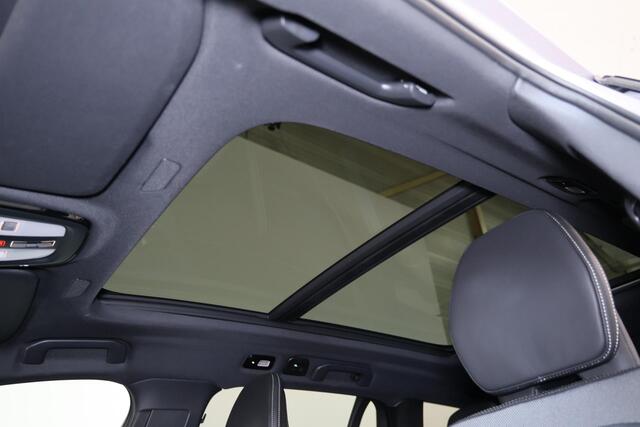 Volvo V60 T8 Recharge AWD Plus Dark - Panorama/schuifdak - IntelliSafe Assist & Surround - 360º Camera - Harman/Kardon audio - Verwarmde voorstoelen, stuur & achterbank - Parkeersensoren voor & achter - Elektr. bedienb. voorstoelen met geheugen - Head up display - Extra getint glas - Inklapbare trekhaak - 18' LMV