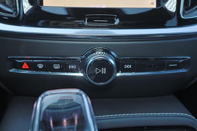 Volvo V60 T8 Recharge AWD Plus Dark - Panorama/schuifdak - IntelliSafe Assist & Surround - 360º Camera - Harman/Kardon audio - Verwarmde voorstoelen, stuur & achterbank - Parkeersensoren voor & achter - Elektr. bedienb. voorstoelen met geheugen - Head up display - Extra getint glas - Inklapbare trekhaak - 18' LMV