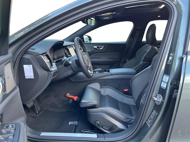 Volvo V60 2.0 T6 Plug-in hybrid AWD Plus Dark | Harman/Kardon | Panoramadak | Zwarte logo's