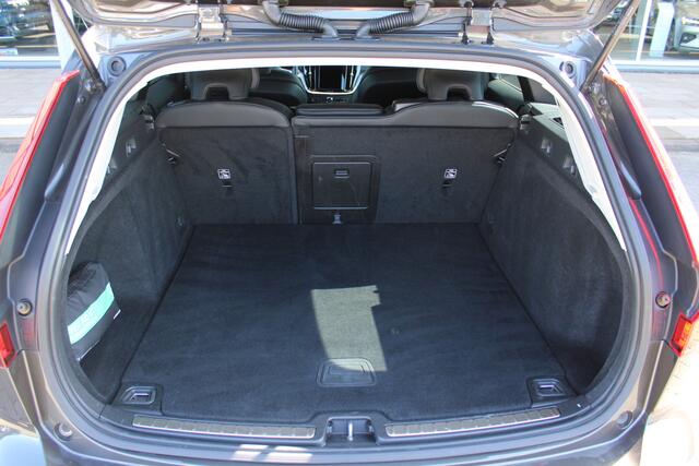 Volvo V60 B3 164PK Automaat Momentum Advantage | Trekhaak | Camera + PDC | Pilot Assist | Getint glas | Verw. Stoel- & stuurwiel |