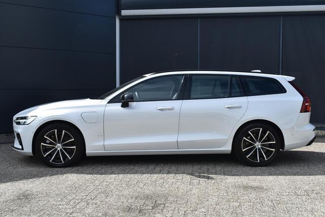 Volvo V60 T8 Plug-in hybrid AWD Plus Dark | Trekhaak | Stoel-/Stuurwiel verwarming | 360 graden camera | Harman Kardon Premium audio | All Season banden | Elektrisch verstelbare Voorstoelen | BLIS | Adaptieve Cruise Control | Google | Apple Carplay |