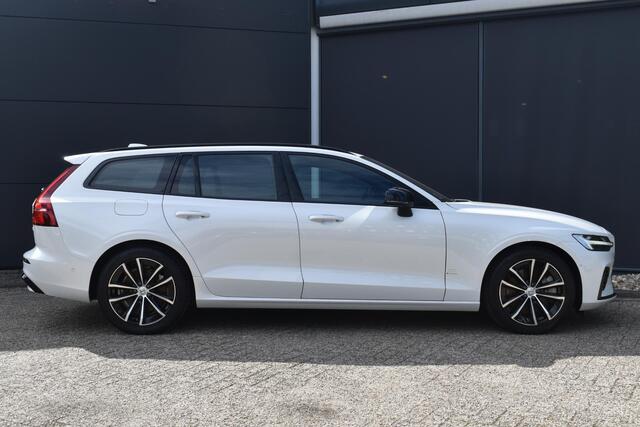 Volvo V60 T8 Plug-in hybrid AWD Plus Dark | Trekhaak | Stoel-/Stuurwiel verwarming | 360 graden camera | Harman Kardon Premium audio | All Season banden | Elektrisch verstelbare Voorstoelen | BLIS | Adaptieve Cruise Control | Google | Apple Carplay |