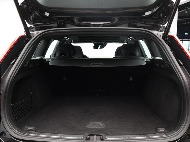 Volvo V60 2.0 T8 Plug-in hybrid AWD Plus Dark Trekhaak / Stoelverwarming / 360 camera / Parkeersensoren / Panorama dak / 455PK / Sportstoelen /