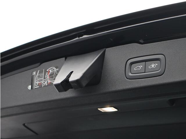 Volvo V60 2.0 T8 Plug-in hybrid AWD Plus Dark Trekhaak / Stoelverwarming / 360 camera / Parkeersensoren / Panorama dak / 455PK / Sportstoelen /