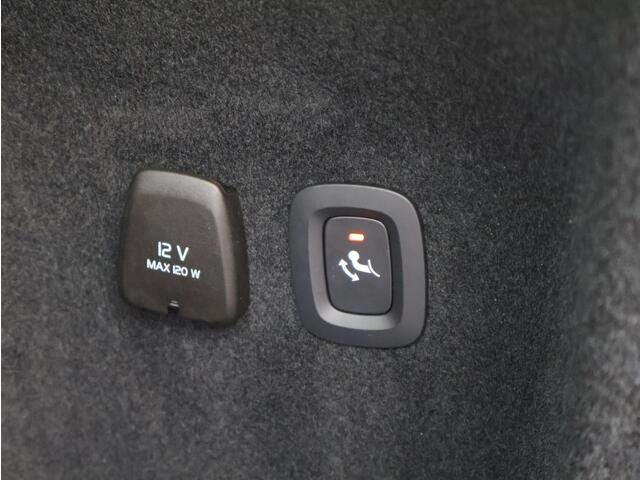 Volvo V60 2.0 T8 Plug-in hybrid AWD Plus Dark Trekhaak / Stoelverwarming / 360 camera / Parkeersensoren / Panorama dak / 455PK / Sportstoelen /