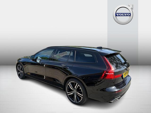 Volvo V60 2.0 T6 Recharge AWD R-Design | Plug-in Hybrid (PHEV) | Trekhaak | Harman Kardon Audio | Achteruitrijcamera | Parkeersensoren | Keyless Entry | Elektrische Achterklep | Elektrisch Verstelbare Voorstoelen | Stoelverwarming | LED Koplampen Adaptief | Navigatie | Apple Carplay | Android Auto