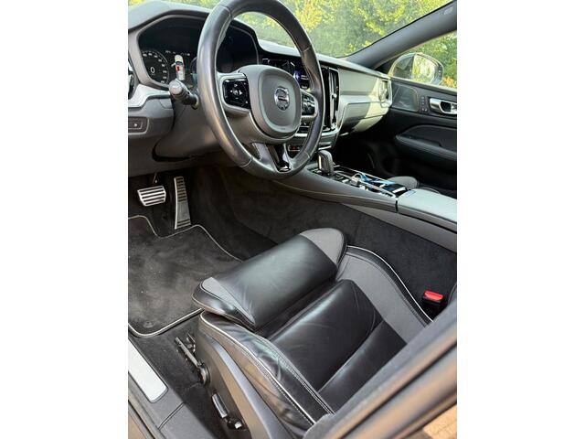 Volvo V60 2.0 T6 Recharge AWD R-Design | Plug-in Hybrid (PHEV) | Trekhaak | Harman Kardon Audio | Achteruitrijcamera | Parkeersensoren | Keyless Entry | Elektrische Achterklep | Elektrisch Verstelbare Voorstoelen | Stoelverwarming | LED Koplampen Adaptief | Navigatie | Apple Carplay | Android Auto