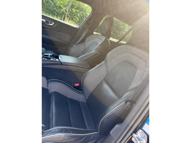 Volvo V60 2.0 T6 Recharge AWD R-Design | Plug-in Hybrid (PHEV) | Trekhaak | Harman Kardon Audio | Achteruitrijcamera | Parkeersensoren | Keyless Entry | Elektrische Achterklep | Elektrisch Verstelbare Voorstoelen | Stoelverwarming | LED Koplampen Adaptief | Navigatie | Apple Carplay | Android Auto
