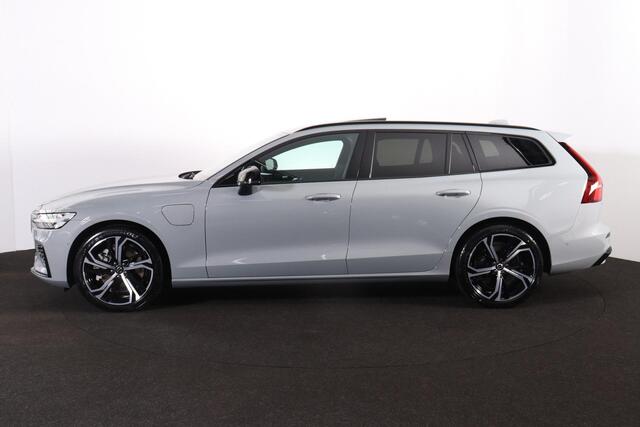Volvo V60 T6 Recharge AWD Plus Dark - Panorama/schuifdak - IntelliSafe Assist & Surround - 360º Camera - Harman/Kardon audio - Verwarmde voorstoelen, stuur & achterbank - Parkeersensoren voor & achter - Elektr. bedienb. voorstoelen met geheugen - Head up display - Extra getint glas - 19' LMV