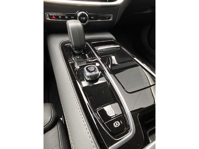 Volvo V60 T6 Plug-in hybrid AWD Plus Bright / Leder / Elekt. Verstelbare Stoelen / BLIS / Adaptive Cruise / Harman Kardon / Verwarmbare Stoelen + Stuurwiel /