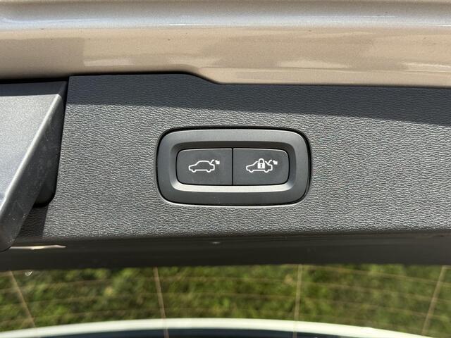 Volvo V60 T8 Plug-in hybrid AWD Plus Dark | Blis | Keyless | Trekhaak | 360 camera | Elektrische stoelen | Head up display | Pano dak | Harman & kardon audio | Stuur en stoel verwarming | Cruise control |