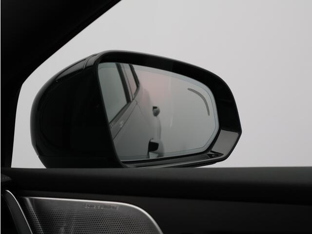 Volvo V60 2.0 T6 Plug-in hybrid AWD Ultra Dark / Head-Up Display / Bowers & Wilkins Audio / Stoelmassage / 360 camera / Pano. dak / Stoelventilatie / Elektr. stoelverstelling / Stoel-, stuur- & achterbankverwarming / BLIS
