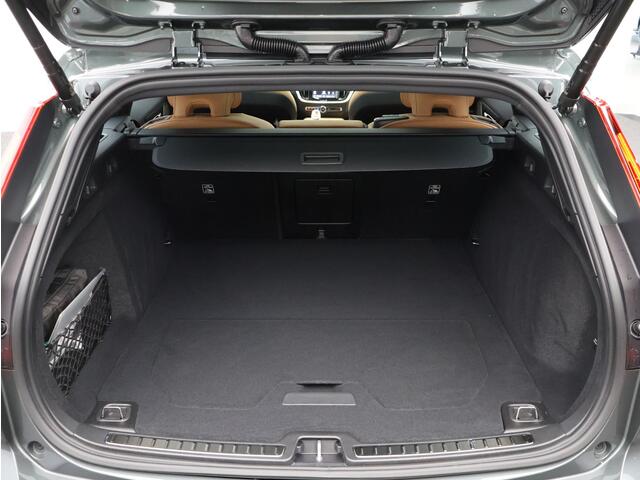 Volvo V60 2.0 T6 Plug-in hybrid AWD Ultra Dark / Head-Up Display / Bowers & Wilkins Audio / Stoelmassage / 360 camera / Pano. dak / Stoelventilatie / Elektr. stoelverstelling / Stoel-, stuur- & achterbankverwarming / BLIS