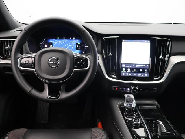 Volvo V60 T6 AWD Plug-in hybrid AWD Plus Dark Stoel verwarming / Trekhaak / Cruise control / Memory seats / Voorruit verwarming / All Season banden / 20" /
