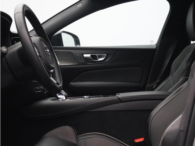 Volvo V60 T6 AWD Plug-in hybrid AWD Plus Dark Stoel verwarming / Trekhaak / Cruise control / Memory seats / Voorruit verwarming / All Season banden / 20" /
