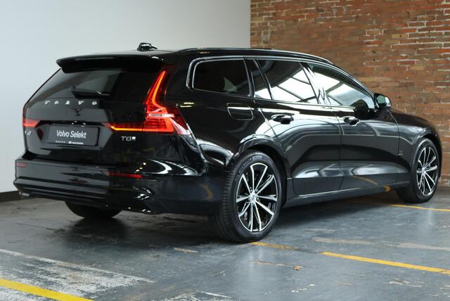 Volvo V60 T8 Plug-in hybrid AWD Ultra Dark | Panoramadak | Semi Electrische Wegklapbare Trekhaak | Premium audio by Harman Kardon | 360° Parkeercamera | Verwarmbare voorstoelen en stuurwiel | Parkeersensoren voor + achter |