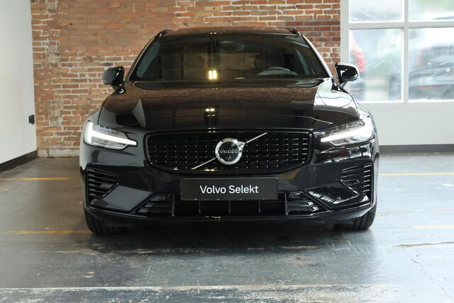 Volvo V60 T8 Plug-in hybrid AWD Ultra Dark | Panoramadak | Semi Electrische Wegklapbare Trekhaak | Premium audio by Harman Kardon | 360° Parkeercamera | Verwarmbare voorstoelen en stuurwiel | Parkeersensoren voor + achter |