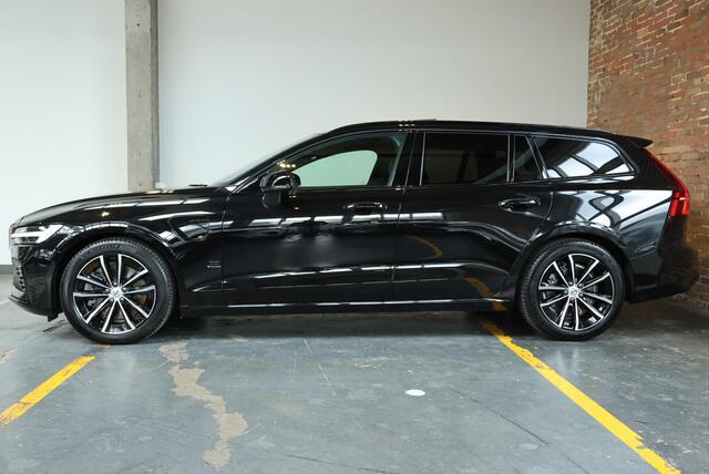 Volvo V60 T8 Plug-in hybrid AWD Ultra Dark | Panoramadak | Semi Electrische Wegklapbare Trekhaak | Premium audio by Harman Kardon | 360° Parkeercamera | Verwarmbare voorstoelen en stuurwiel | Parkeersensoren voor + achter |