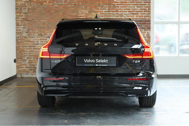 Volvo V60 T8 Plug-in hybrid AWD Ultra Dark | Panoramadak | Semi Electrische Wegklapbare Trekhaak | Premium audio by Harman Kardon | 360° Parkeercamera | Verwarmbare voorstoelen en stuurwiel | Parkeersensoren voor + achter |
