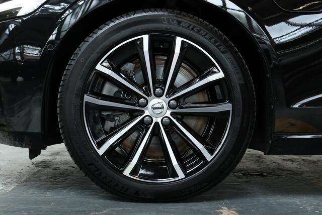 Volvo V60 T8 Plug-in hybrid AWD Ultra Dark | Panoramadak | Semi Electrische Wegklapbare Trekhaak | Premium audio by Harman Kardon | 360° Parkeercamera | Verwarmbare voorstoelen en stuurwiel | Parkeersensoren voor + achter |