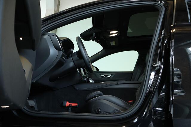 Volvo V60 T8 Plug-in hybrid AWD Ultra Dark | Panoramadak | Semi Electrische Wegklapbare Trekhaak | Premium audio by Harman Kardon | 360° Parkeercamera | Verwarmbare voorstoelen en stuurwiel | Parkeersensoren voor + achter |