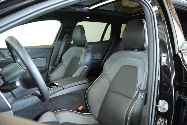 Volvo V60 T8 Plug-in hybrid AWD Ultra Dark | Panoramadak | Semi Electrische Wegklapbare Trekhaak | Premium audio by Harman Kardon | 360° Parkeercamera | Verwarmbare voorstoelen en stuurwiel | Parkeersensoren voor + achter |