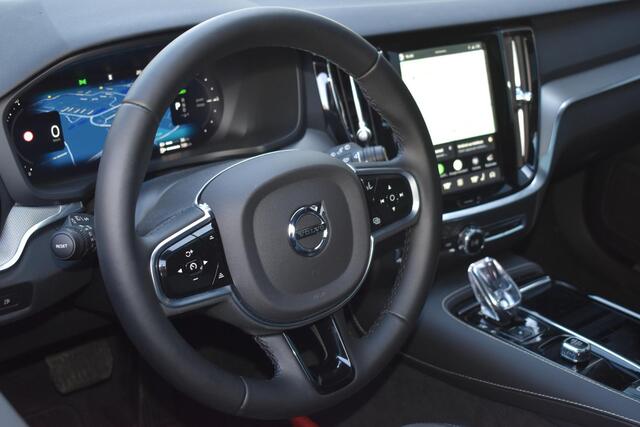 Volvo V60 T8 Plug-in hybrid AWD Plus Dark | Panoramadak | Trekhaak | Verwarmbare voorstoelen, achterbank en stuurwiel | Head-up display | 360 graden camera | Premium audio by Harman Kardon |