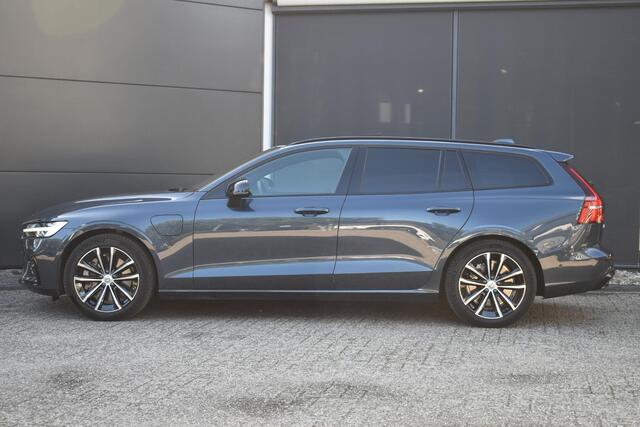 Volvo V60 T8 Plug-in hybrid AWD Plus Dark | Panoramadak | Trekhaak | Verwarmbare voorstoelen, achterbank en stuurwiel | Head-up display | 360 graden camera | Premium audio by Harman Kardon |