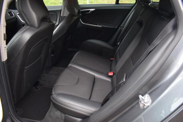 Volvo V60 1.5 T3 Momentum Autm. |NAVIGATIE|XENON|PDC|STOELVW