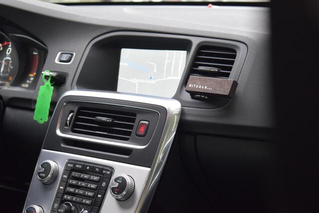 Volvo V60 1.5 T3 Momentum Autm. |NAVIGATIE|XENON|PDC|STOELVW