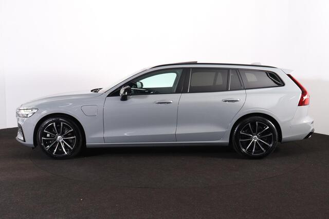 Volvo V60 T8 Recharge AWD Plus Dark - Panorama/schuifdak - IntelliSafe Assist & Surround - 360º Camera - Harman/Kardon audio - Verwarmde voorstoelen, stuur & achterbank - Parkeersensoren voor & achter - Elektr. bedienb. voorstoelen met geheugen - Head up display - Extra getint glas - Inklapbare trekhaak - 18' LMV