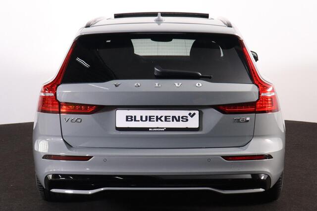 Volvo V60 T8 Recharge AWD Plus Dark - Panorama/schuifdak - IntelliSafe Assist & Surround - 360º Camera - Harman/Kardon audio - Verwarmde voorstoelen, stuur & achterbank - Parkeersensoren voor & achter - Elektr. bedienb. voorstoelen met geheugen - Head up display - Extra getint glas - Inklapbare trekhaak - 18' LMV