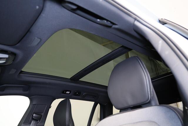Volvo V60 T8 Recharge AWD Plus Dark - Panorama/schuifdak - IntelliSafe Assist & Surround - 360º Camera - Harman/Kardon audio - Verwarmde voorstoelen, stuur & achterbank - Parkeersensoren voor & achter - Elektr. bedienb. voorstoelen met geheugen - Head up display - Extra getint glas - Inklapbare trekhaak - 18' LMV
