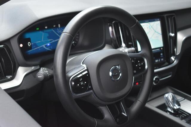 Volvo V60 2.0 B3 Plus Dark l Elektrisch verstelbare voorstoelen + geheugen l 360 graden camera l Harman & Kardon Premium audiosysteem l Trekhaak l Verwarmbare voorstoelen + stuur l Adaptieve cruise control + Pilot Assist l