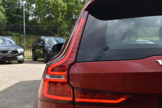Volvo V60 2.0 B3 Plus Dark l Elektrisch verstelbare voorstoelen + geheugen l 360 graden camera l Harman & Kardon Premium audiosysteem l Trekhaak l Verwarmbare voorstoelen + stuur l Adaptieve cruise control + Pilot Assist l