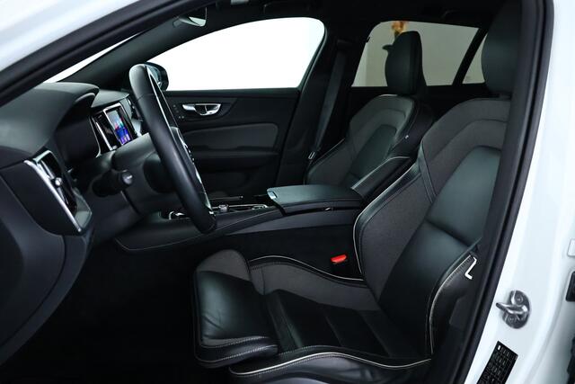 Volvo V60 2.0 T6 Plug-in hybrid AWD Plus Dark Navi / CarPlay / Leder / Memory / DAB / Trekhaak