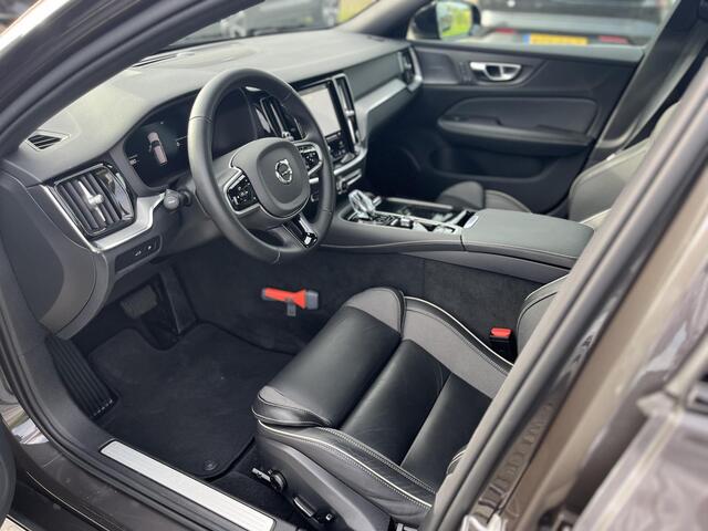 Volvo V60 T6 Plug-in hybrid AWD Plus Dark | Trekhaak | Apple Carplay | 360 Graden Camera | Harman / Kardon | Power Seats |